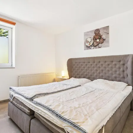 Apartment 2 Bedroom Cozy In Zeulenroda-triebes Zadelsdorf