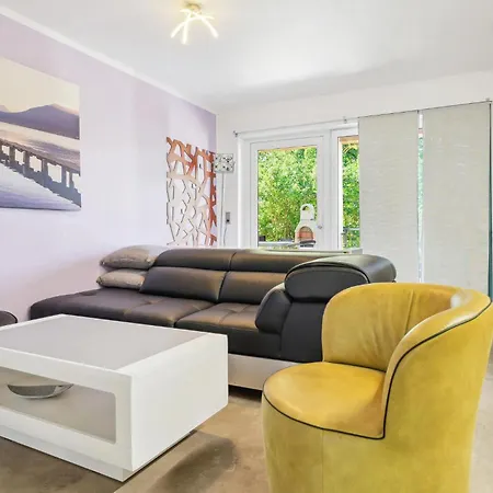 2 Bedroom Cozy In Zeulenroda-triebes Apartment